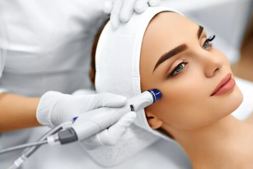 Rejuvenation of facial skin with the help of a laser device